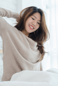 happy-beautiful-young-asian-woman-waking-up - Nightol